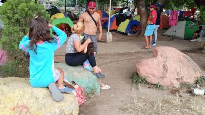 Varios migrantes venezolanos, haitianos y cubanos están acampando en las calles del Monumento a La Madre en la ciudad de Danlí, El Paraíso, ya que los refugios están colapsados.
