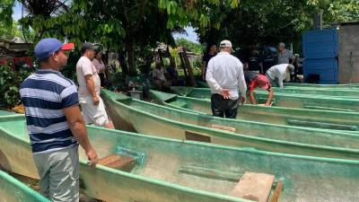 Con esmero y dedicación, estos pescadores artesanales combinan la pesca con el trabajo manual de fabricar sus propias lanchas a base fibra de vidrio y resina.