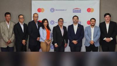 Ejecutivos de la Financiera Solidaria S. A. (Finsol), Mastercard y Processusnet se hicieron presentes a la firma de la alianza.