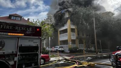 Decenas de residentes de un edificio de apartamentos de Miami fueron evacuados este lunes debido a un incendio masivo precedido de un tiroteo.