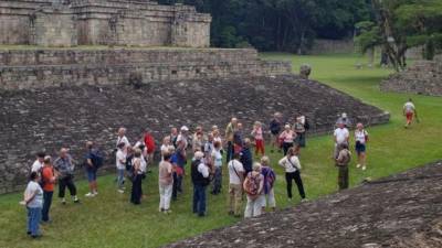 Turistas extranjeros cuando en 2024 recorrían el parque arqueológico de Copán, parte de las ruinas mayas declaradas Patrimonio de la Humanidad por la <b>Unesco en 1980</b> debido a su gran valor cultural e histórico.