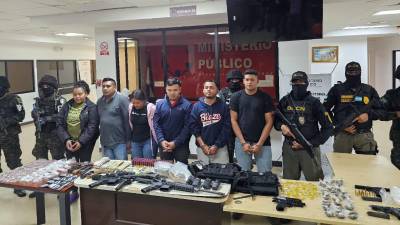 La Fiscalía Especial Contra el Crimen Organizado, en conjunto con la Dirección de Lucha Contra el Narcotráfico, ejecutaron al menos seis allanamientos donde decomisaron armas, droga y la captura de siete personas en el municipio de Morazán, Yoro.