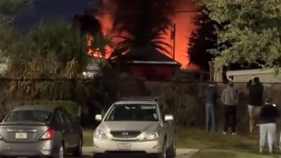 Video: Avioneta se estrella contra casas rodantes en Florida