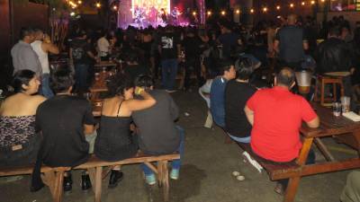 Cervecería La20 se transformó en templo del rock con Diablos Negros y Delírium el pasado sábado 15 de noviembre.