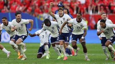 Jugadores de Inglaterra celebrando el pase a semifinales de la Euro 2024.