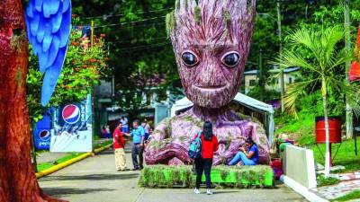 Turistas visitan la celebración del Festival de las Chimeneas Gigantes, uno de los eventos más destacados de arte y cultura popular en el país, en el municipio de Trinidad, en el departamento de Santa Bárbara.