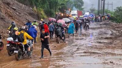 Cientos de hondureños arriesgan sus vidas cruzando el tramo para llegar a sus trabajos.