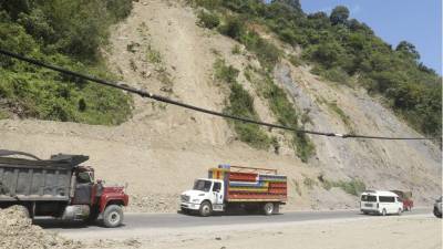La Secretaría de Infraestructura y Transporte (SIT), lanzó la licitación pública nacional para la ampliación y pavimentación de un tercer carril en la carretera CA-4, en el tramo Naco, Cortés–Chamelecón. Esto ocurre mientras se rediseña y construye el proyecto para convertir la vía a cuatro carriles en un tramo de 24 kilómetros, para el cual se dispone de un financiamiento de unos 186 millones de dólares.