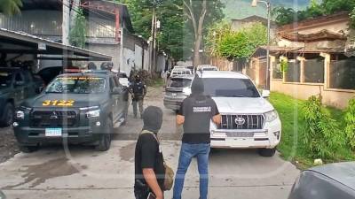 Una de las hipótesis que investiga el Ministerio Público (MP) es que los tres agentes de la División Antiextorsión y Asociaciones Terroristas (Daet), señalados por tráfico de drogas agravado, presuntamente tenían estupefacientes en la vivienda donde residen, en la colonia Villas Mackay, para implantar pruebas a personas detenidas.