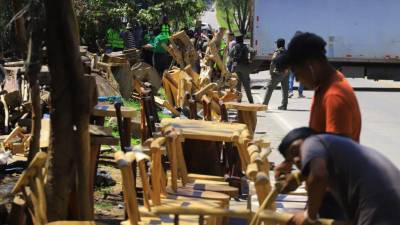 La policía Municipal decomisó la madera de color que vendían sin permiso en el bordo del río Santa Ana.