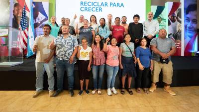 Representantes de la Fundación Cervecería Hondureña, USAID, CCIC; gobiernos locales y los recolectores.