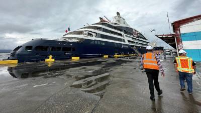 Fotografía cedida por la Secretaria de Turismo de Honduras que muestra el arribo del crucero Le Dumont-d'Urville hoy, en Puerto Cortes (Honduras).