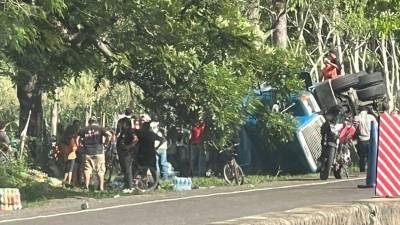 La rastra quedó de lado tras volcarse en la bajada de la recta de Santa Cruz de Yojoa.