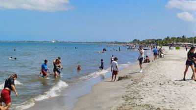 <b>Cientos de hondureños se desplazaron ayer a Omoa y Puerto Cortés. Fotos: Jessica Figueroa. </b>