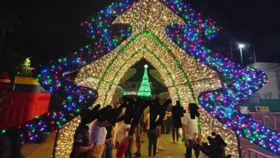La noche del sábado se transformó en una explosión de luz, música y espíritu festivo en la plaza central de La Ceiba, con la inauguración de la villa navideña.