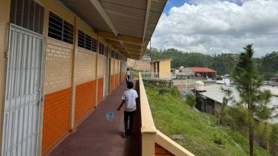 El Centro de Educación Básica José Cecilio del Valle está ubicado en Santa Rosa de Copán. La institución ahora dispone de un entorno educativo más seguro y acogedor.