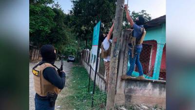 Los policías decomisaron varias cámaras de vigilancia.