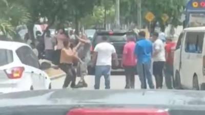 VIDEO: Buseros se van a los golpes frente al Catarino Rivas