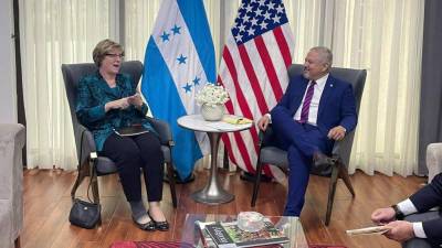 Fotografía muestra a la embajadora de Estados Unidos en Honduras, Laura Dogu, y el canciller hondureño, Eduardo Enrique Reina, durante una reunión diplomática.