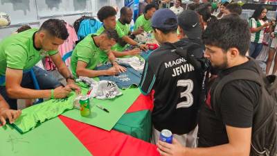 Jugadores del Marathón firman autógrafos en tienda Sportia, City Mall.