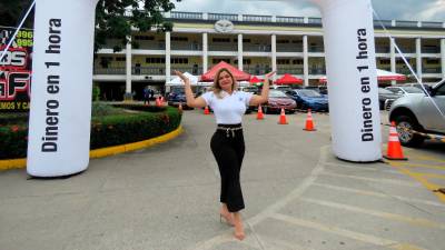 Emma Mejía, directora nacional de Mercadeo inauguró la feria de autos Creditón.