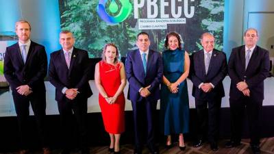 Autoridades del sector público, privado durante la ceremonia de entrega del Galardón Bandera Ecológica – Cambio Climático.
