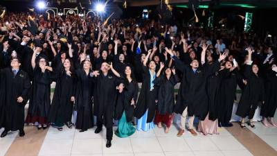 Graduandos celebran su logro junto a autoridades que respaldan su formación y crecimiento.