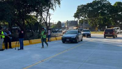 Desde las 6:00 am pasan los carros en el vado de la Colombia.
