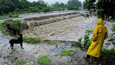 El vado que da acceso al sector de Jucutuma fue sobrepasado por el río que impidió el tránsito vehicular; en el caso del vado de Colombia, la alcaldía cerró el paso. Fotos: Héctor cantarero y Franklyn Muñoz.