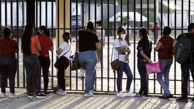 <b>Cierre de empresas textileras es la principal causa de pérdida de plazas en Cortés, Atlántida y Yoro. Imagen de archivo: personas en busca de trabajo en una maquila.</b>