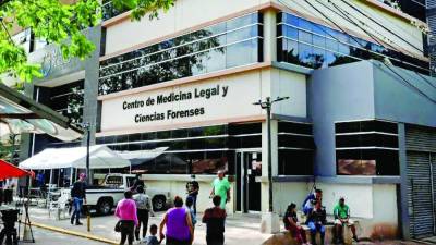 Los cuerpos que fueron encontrados en el interior de una vivienda los trasladaron a la morgue capitalina.