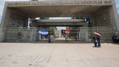 Los portones de la casa de estudios en la capital amanecieron cerrados este martes.