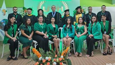 Los nuevos graduados de la UTH La Ceiba en la foto del recuerdo.