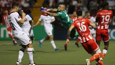 El portero del Real Estelí, Jasón Vega, despejando el balón en un centro del Alajuelense.