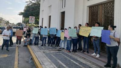 Estudiantes durante la protesta de ayer, viernes, frente a la comuna sampedrana.