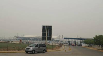 La capa de humo en el aeropuerto Ramón Villeda Morales ha provocado que se cancelen varios vuelos.