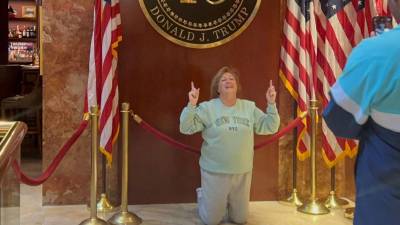 Una simpatizante de Donald Trump se toma una foto para el recuerdo.