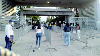 <b>La “alma mater” abre sus puertas a más de 4,400 jóvenes que no lograron puntaje mínimo.</b>