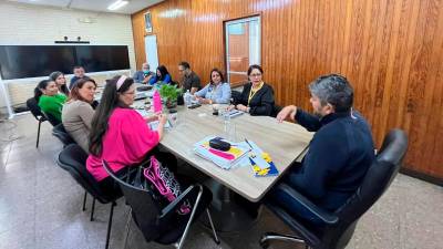 <b><span class=mln_uppercase_mln>Encuentro.</span></b> Joseph Malta, director de Unah Cortés, con docentes de la carrera de Derecho y de la coordinación de postgrado.