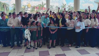 Autoridades educativas junto a estudiantes inauguran año escolar en la institución Mhotivo en San Pedro Sula.