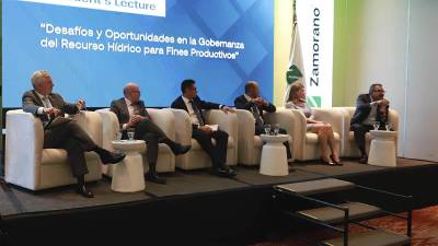 Panel de discusión liderado por el Rector de Zamorano, Sergio Rodríguez Royo, abordando los retos y oportunidades en la gobernanza del agua.