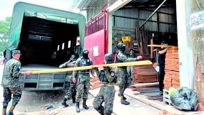 <b>La madera que no es extraída de plantacionescertificadas es decomisada por efectivos militares.</b>