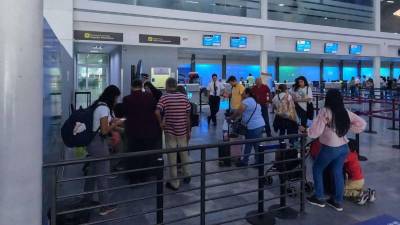 Hondureños esperan registrarse en el aeropuerto Ramón Villeda Morales de San Pedro Sula.