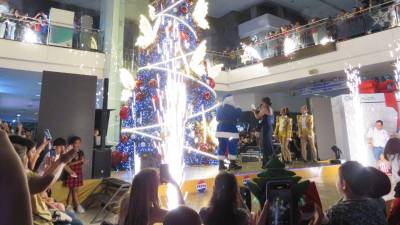 El árbol de Navidad ya ilumina el centro de Altara, contagiando el espíritu navideño a los visitantes del centro comercial.