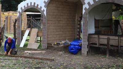 Trabajos preparativos del nacimiento viviente de la Escuela Franciscana.