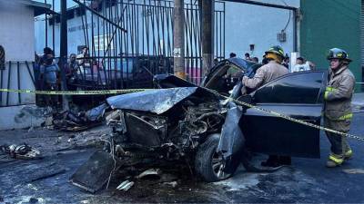 Vista del amasijo de hierro del vehículo accidentado.