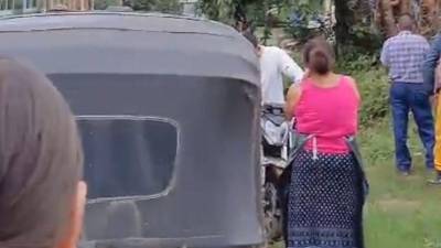 Vista de la escena del incidente donde murió el hombre electrocutado.