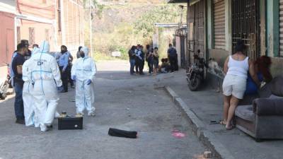 Agentes de la Policía Nacional inspeccionan una escena del crimen en Tegucigalpa. (Referencia)