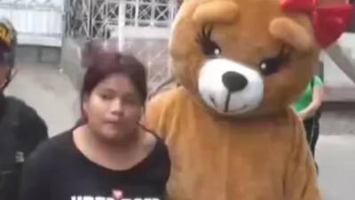 La mujer fue capturada y le decomisaron varios envoltorios de droga.