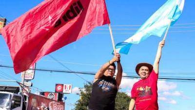 Simpatizantes del Partido Libre con banderas en la movilización hoy en Tegucigalpa.